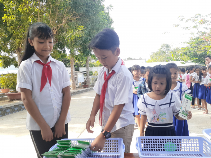 Học sinh Trường Tiểu học Tân Sơn, Trà Vinh hào hứng với hoạt động uống sữa tại trường. Ảnh: Xuân Hương.