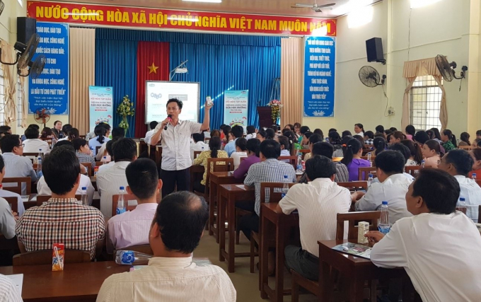 Đông đảo thầy cô giáo, phụ huynh học sinh tham gia các buổi tập huấn về việc triển khai SHĐ tại các trường học. Ảnh: Xuân Hương.