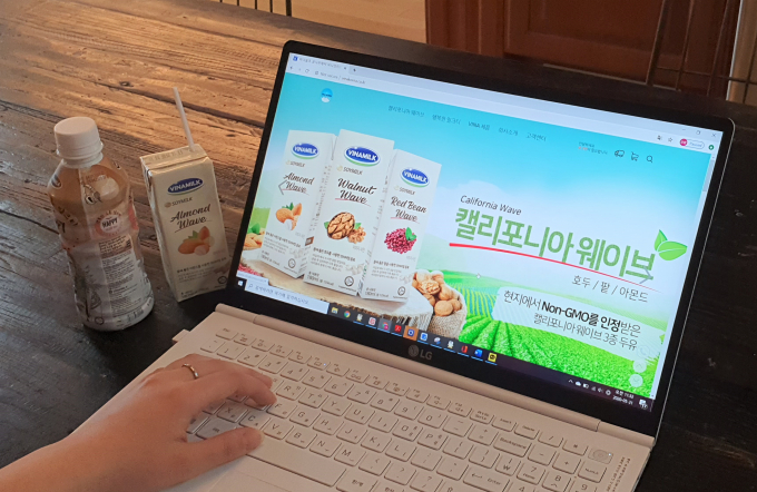 Người tiêu dùng Hàn Quốc dễ dàng mua được bộ sản phẩm sữa đậu nành hạt cao cấp của Vinamilk thông qua các kênh thương mại điện tử. Ảnh: Xuân Hương.