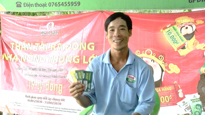 Ông Nguyễn Văn Trường – An Giang vui mừng khi trúng phiếu mua hàng. Ảnh: Lan Anh.
