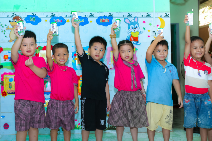 Các em học sinh mầm non huyện Nam Giang hào hứng tham gia giờ uống sữa tại lớp. Ảnh: Xuân Hương.