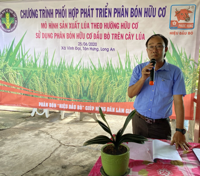 Ông Lê Thành Yên, Phó chủ tịch UBND huyện Tân Hưng rất xúc động về mô hình trồng lúa bằng phân hữu cơ cho năng suất rất cao, mở ra một mô hình mới cho nông dân địa phương. Ảnh: Đức Trung.