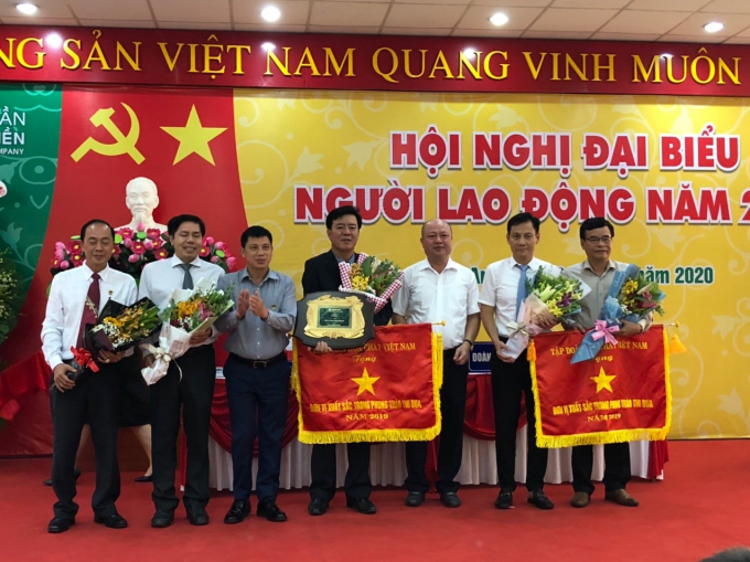 Ông Ngô Văn Đông, TGĐ Công ty Bình Điền (đứng giữa) nhận cờ thi đua do lãnh đạo Tập đoàn Hóa chất Việt Nam tặng. Ảnh: Đức Trung.