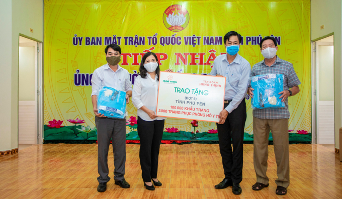 Đại diện Tập đoàn địa ốc Hưng Thịnh trao tặng cho tỉnh Phú Yên 100 ngàn khẩu trang y tế và 3.000 trang phục phòng hộ y tế. Ảnh: Đỗ Hưng.