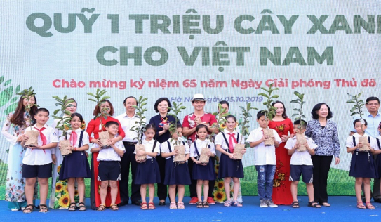 'Quỹ 1 triệu cây xanh cho Việt Nam' trao tặng hàng ngàn cây xanh cho các trường tiểu học tại Hà Nội. Ảnh: Dũng Thanh.