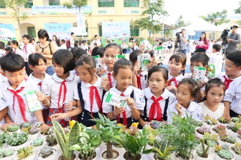 Các em học sinh Hà Nội cùng tham gia chương trình đổi vỏ hộp sữa lấy cây xanh trong ngày hội của 'Quỹ 1 triệu cây xanh cho Việt Nam. Ảnh: Dũng Thanh.