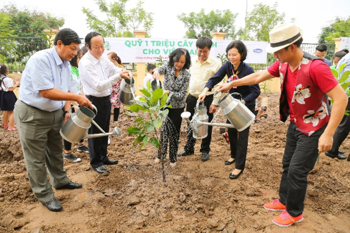 Các đại biểu cùng 'Quỹ 1 triệu cây xanh cho Việt Nam' trồng cây tại trường Tiểu học Tiên Dược B, Sóc Sơn, Hà Nội. Ảnh: Dũng Thanh.