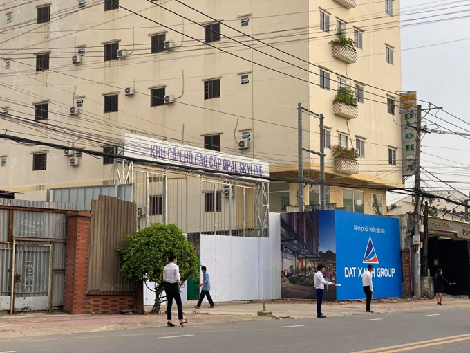 Dự án Khu căn hộ - thương mại dịch vụ cao tầng đường Nguyễn Văn Tiết chưa đủ pháp lý thậm chí chưa có giấy phép xây dựng nhưng rất nhiều người đang mời chào giao dịch. Ảnh: Đỗ Hưng.