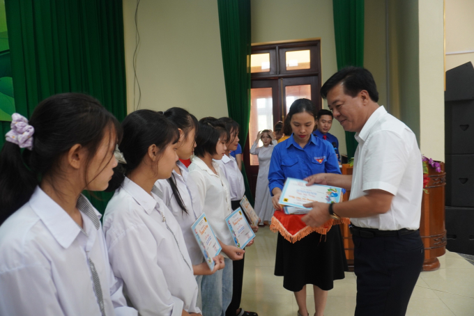 Ông Ngô Văn Đông, Tổng giám đốc Phân bón Bình Điền trao học bổng cho các em. Ảnh: Ngọc Vân.