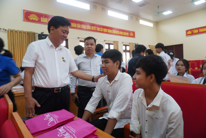 Ông Ngô Văn Đông, Tổng giám đốc Phân bón Bình Điền động viên các em học sinh hiếu học. Ảnh: Ngọc Vân.