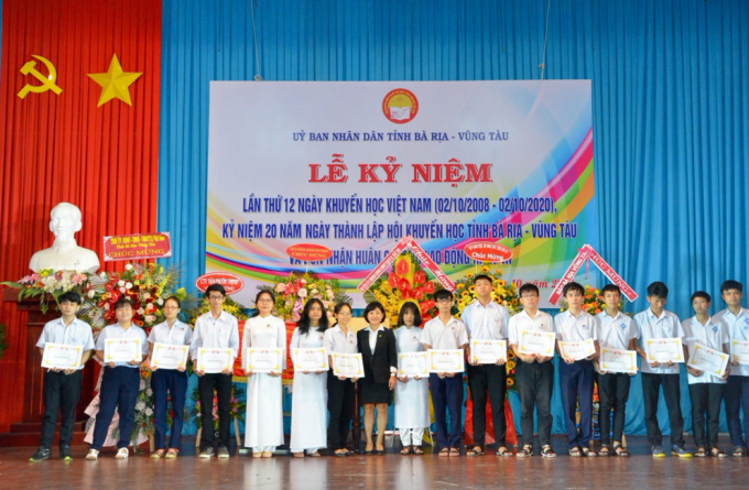 Đại diện Tập đoàn Novaland trao học bổng cho các em học sinh, sinh viên tỉnh Bà Rịa-Vũng Tàu. Ảnh: Hoàng Hà.