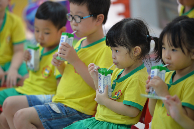 Hoạt động uống sữa học đường đã trở thành quen thuộc đối với các em học sinh mầm non và tiểu học tại nhiều tỉnh thành cả nước. Ảnh: Quỳnh Hương.