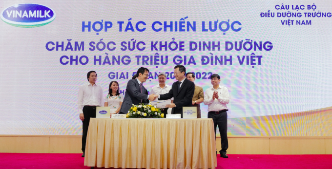 Ông Phan Minh Tiên và ông Dương Quang Vinh, Trưởng đại diện của tập đoàn CHR Hansen tại Việt Nam thực hiện ký kết hợp tác chiến lược tại sự kiện. Ảnh: Quỳnh Hương.