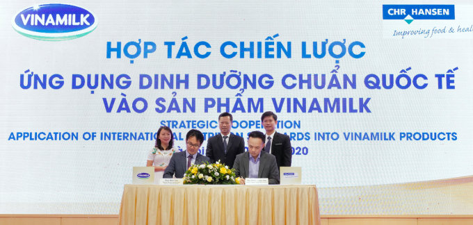 Ông Phan Minh Tiên (bên trái) và ông Hoàng Văn Thành đại diện ký kết hợp tác chiến lược giữa Vinamilk và CLB Điều dưỡng trưởng Việt Nam giai đoạn 2020-2022. Ảnh: Quỳnh Hương.