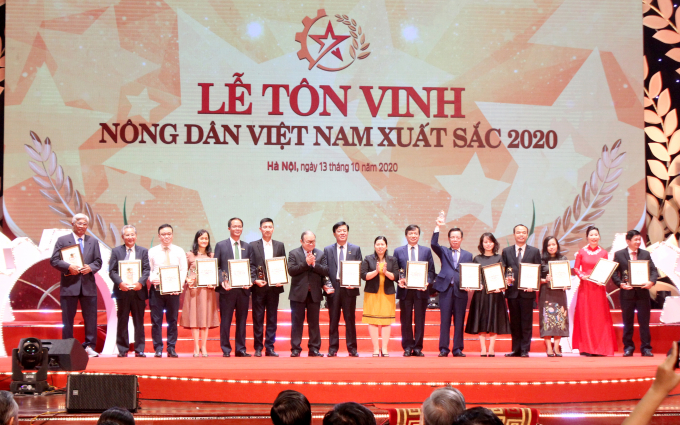 Ông Ngô Văn Đông, Tổng giám đốc Công ty CP Phân bón Bình Điền (đứng giữa) đón nhận Danh hiệu Doanh nghiệp đồng hành cùng nông dân. Ảnh: Đình Thế.