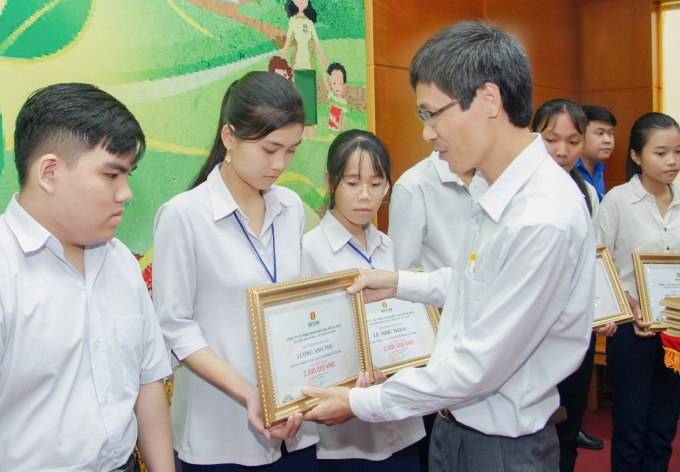 Cà Mau cực Nam tổ quốc, môi trường và điều kiện dạy học còn gặp không ít khó khăn, những suất học bổng của Đạm Cà Mau là vô cùng quý giá. Ảnh: Lan Anh.