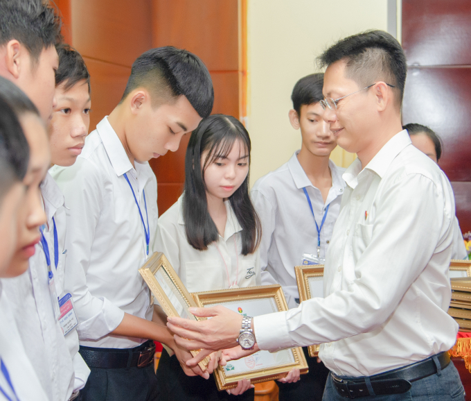 Trong hành trình 8 năm Quỹ học bổng Đạm Cà Mau đồng hành với học sinh cấp 3 của tỉnh, luôn có một phần yêu thương và kỳ vọng đặc biệt vào các em. Ảnh: Lan Anh.