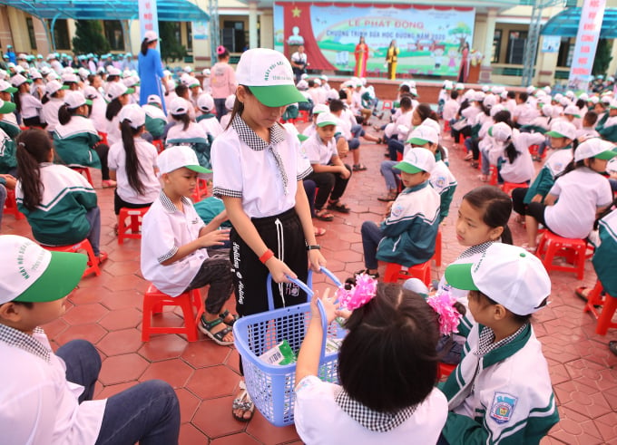 Các em học sinh tự giác gấp và thu dọn vỏ hộp sữa sau khi sử dụng xong, góp phần giữ vệ sinh cho môi trường trường học. Ảnh: Xuân Hương.