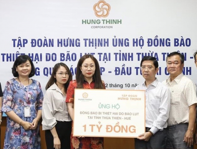 Bà Phạm Thị Trang, Giám đốc Truyền thông Tập đoàn Hưng Thịnh trao bảng tượng trưng ủng hộ đồng bào tại tỉnh Thừa Thiên - Huế. Ảnh: Trang Nguyễn.