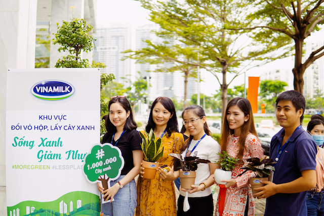 Vinamilk luôn khuyến khích nhân viên tham gia các hoạt động vì cộng đồng của Công ty như Quỹ sữa Vươn cao Việt Nam, Quỹ 1 triệu cây xanh. Ảnh: Đỗ Hưng.