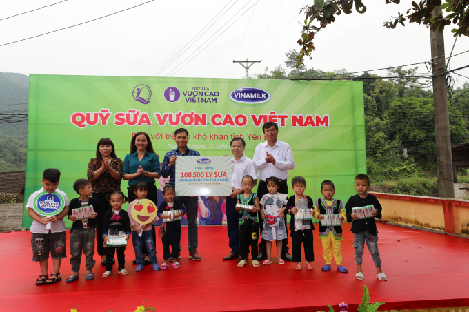 Năm 2020, Vinamilk và Quỹ sữa Vươn cao Việt Nam trao tặng 108.500 ly sữa, tương đương khoảng 780 triệu đồng cho 1.200 trẻ em có hoàn cảnh khó khăn tại tỉnh Yên Bái. Ảnh: Dũng Thanh.
