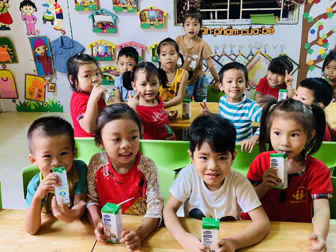 Những giờ uống sữa vui vẻ cùng chương trình Quỹ sữa Vươn cao Việt Nam của học sinh trường Mầm non xã Châu Quế Thượng, tỉnh Yên Bái. Ảnh: Dũng Thanh.