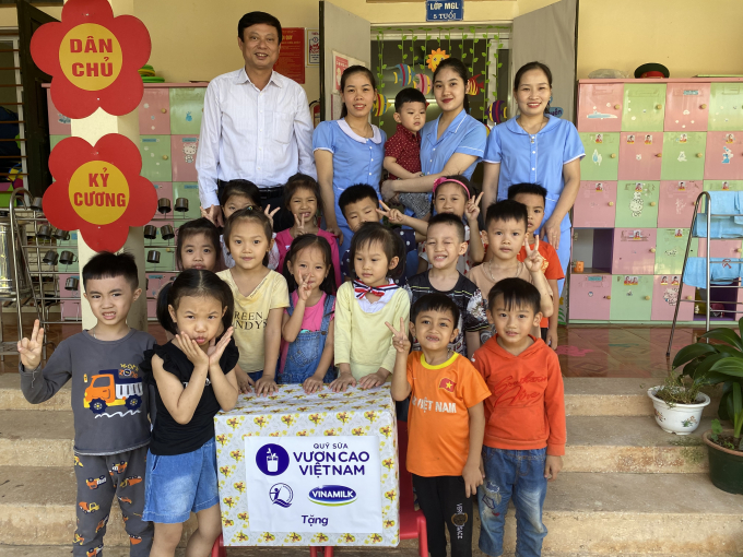 Đại diện Quỹ sữa Vươn cao Việt Nam đã đến thăm các điểm trường trong diện thụ hưởng sữa và gửi tặng những phần quà từ chương trình. Ảnh: Dũng Thanh.