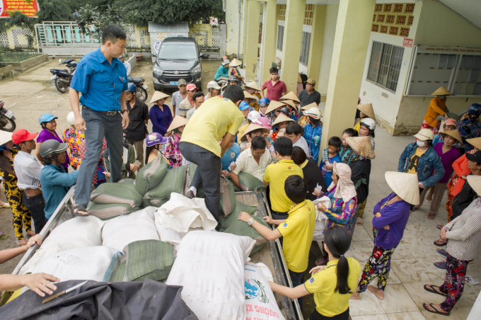 Ngay khi mưa bão ngơi bớt và giao thông khôi phục phần nào, PVCFC lập tức lên đường đến Hà Tĩnh, Quảng Bình, Quảng Trị, Thừa Thiên - Huế, Quảng Ngãi, Quảng Nam để hỗ trợ người dân. Ảnh: Lan Anh.
