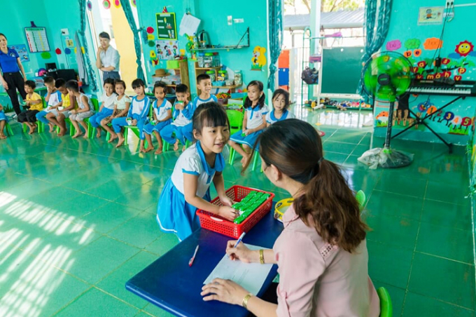 Chương trình sữa học đường đang phát huy những lợi ích tích cực trong việc chăm sóc dinh dưỡng cho học sinh mầm non và tiểu học tại nhiều tỉnh thành. Ảnh: Dũng Thanh.