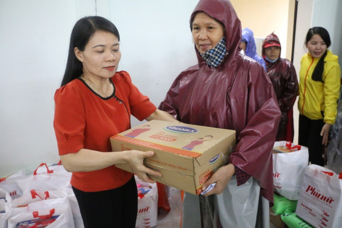 Đoàn công tác của Vinamilk trao quà tận tay cho người dân bị ảnh hưởng bão lũ ở miền Trung. Ảnh: Quỳnh Hương.