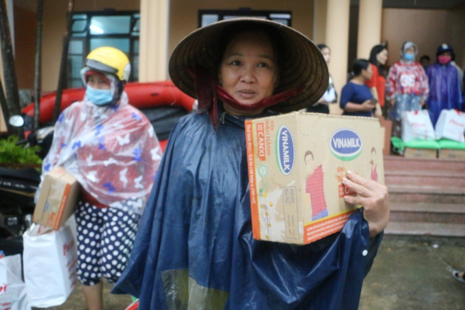2.100 phần quà đầu tiên đã được trao đến tay người dân miền Trung đang gặp khó khăn vì bão lũ. Ảnh: Quỳnh Hương.