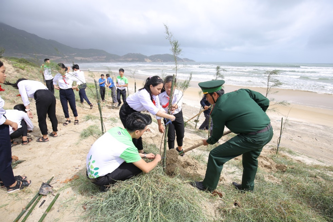 Các học sinh, đoàn viên thanh niên, chiến sĩ bộ đội cùng tham gia trồng cây trong chương trình Quỹ trao tặng 110.000 cây xanh tại tỉnh Bình Định. Ảnh: Đỗ Hưng.