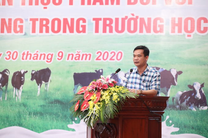 Ông Trần Đăng Khoa, Phó Vụ trưởng Vụ sức khỏe Bà Mẹ - Trẻ em (Bộ Y tế) trình bày về thực trạng triển khai chương trình Sữa học đường tại Việt Nam. Ảnh: Dũng Thanh.