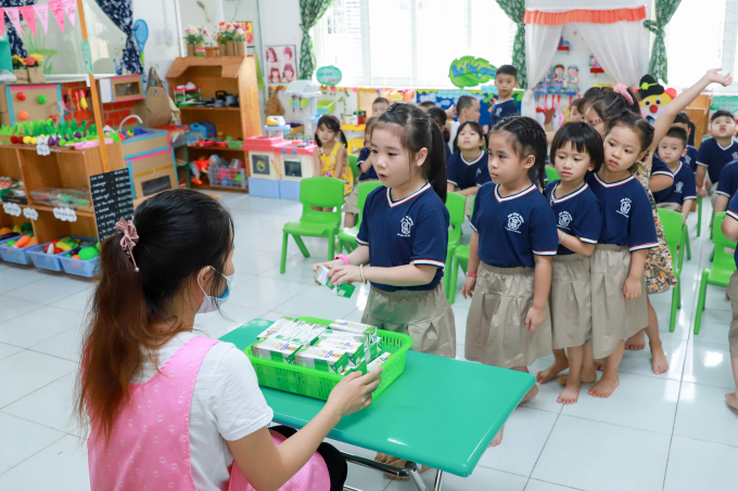 Trẻ em tại một số tỉnh thành cả nước đã quen với những giờ uống sữa học đường vui tươi và đầy bổ ích tại trường học. Ảnh: Dũng Thanh.
