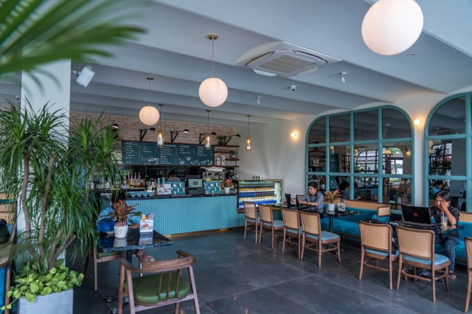 Saigon Casa Café khai trương tháng 9/2020, trở thành điểm dừng chân của du khách và người dân địa phương tại Hồ Tràm. Ảnh: Quang Dương.