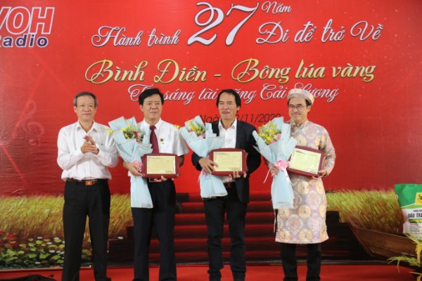 Ông Ngô Văn Đông (thứ 2 từ trái qua), TGĐ Cty Phân bón Bình Điền, ông Lê Quốc Phong (nguyên TGĐ Phân bón Bình Điền) nhận bảng vinh danh cá nhân. Ảnh: Đức Trung.