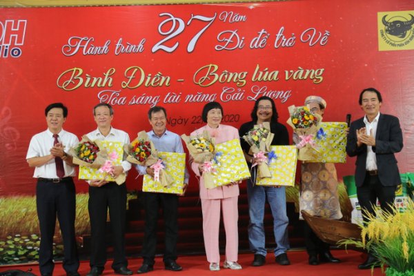 Lãnh đạo Công ty Bình Điền tặng quag lưu niệm cho Lãnh đạo Đài VOH, Ban giám khảo cuộc thi và MC Hữu Luân. Ảnh: Đình Thế.