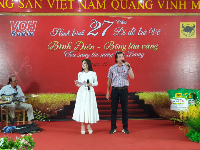 Ông Phan Văn Tâm, Giám đốc Marketing Công ty Phân bón Bình Điền giao lưu cải lương cùng chương trình. Ảnh: Đức Trung.