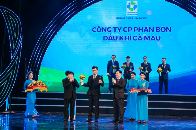 Ông Lê Đức Quang, Ủy viên HĐQT đại diện Công ty PVCFC tham dự đón nhận danh hiệu . Ảnh: Xuân Khoa.