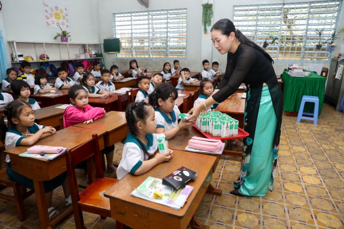 Hơn 46.300 học sinh mầm non, tiểu học công lập tại Vĩnh Long đang được thụ hưởng chương trình sữa học đường trong năm học 2020-2021. Ảnh: Dũng Thanh.