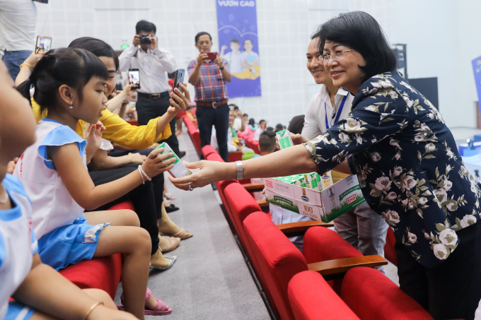 Hình 2 A,B: Phó Chủ tịch nước Đặng Thị Ngọc Thịnh trao những hộp sữa học đường cho trẻ em tham gia ngày hội. Ảnh: Dũng Thanh.
