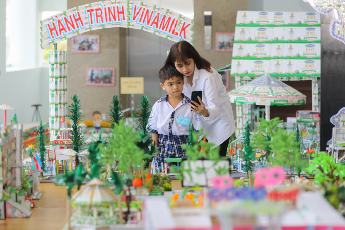24 mô hình đạt giải làm từ vỏ hộp sữa học đường Vinamilk được trưng bày tại ngày hội. Ảnh: Dũng Thanh.