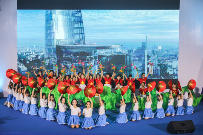 Các em học sinh Vĩnh Long trong tiết mục biểu diễn mang tên Vươn cao Việt Nam. Ảnh: Dũng Thanh.