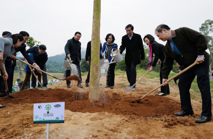 Khu vực Lán Hang Thia, Khu di tích lịch sử Tân Trào các đại biểu và đoàn viên thanh niên, học sinh của tỉnh Tuyên Quang cùng nhau trồng cây. Ảnh: Xuân Hương.