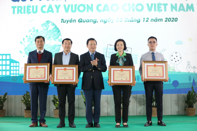 Quỹ 1 triệu cây xanh cho Việt Nam nhận bằng khen của Bộ trưởng Bộ Tài Nguyên & Môi Trường. Ảnh: Xuân Hương.