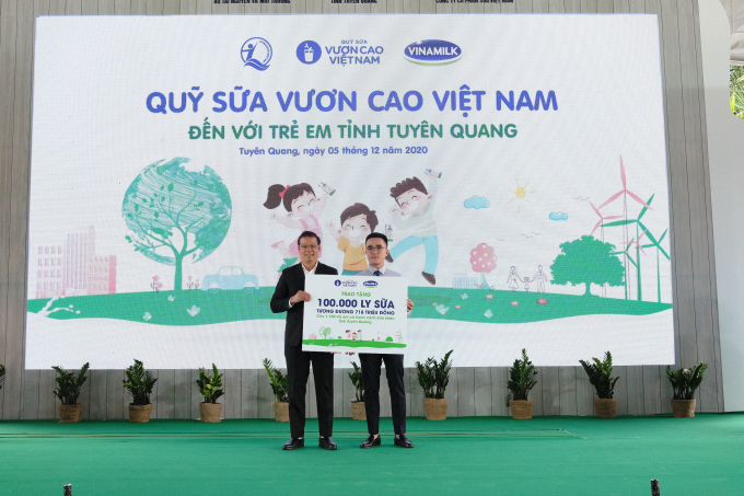 Đại diện Vinamilk & Quỹ sữa vươn cao Việt Nam đã trao tặng 100.000 ly sữa cho trẻ em tỉnh Tuyên Quang. Ảnh: Xuân Hương.