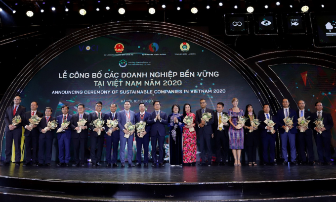 Phó Chủ Tịch Nước Đặng Thị Ngọc Thịnh trao hoa chúc mừng cho Top các Doanh nghiệp bền vững của Việt Nam năm 2020. Ảnh: Đỗ Hưng.