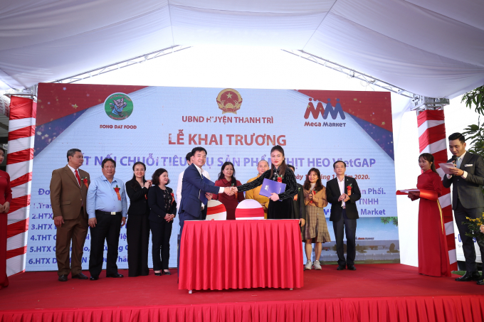 MM Mega Market Việt Nam và Công ty CP Thực phẩm Song Đạt ký kết hợp tác chính thức trong việc tổ chức và vận hành trạm trung chuyển thịt heo. Ảnh: Đức Trung.