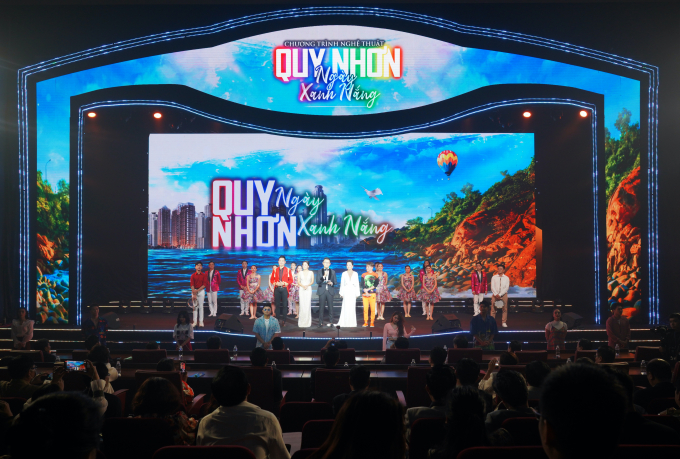 Sân khấu đậm chất nghệ thuật của đêm nhạc đặc biệt 'Quy Nhơn ngày xanh nắng'. Ảnh: Trang Nguyễn.