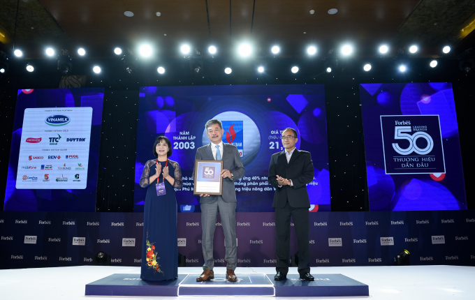 Ông Lê Cự Tân, Tổng Giám đốc PVFCCo nhận kỷ niệm chương Top 50 thương hiệu dẫn đầu. Ảnh: Trúc Vân.